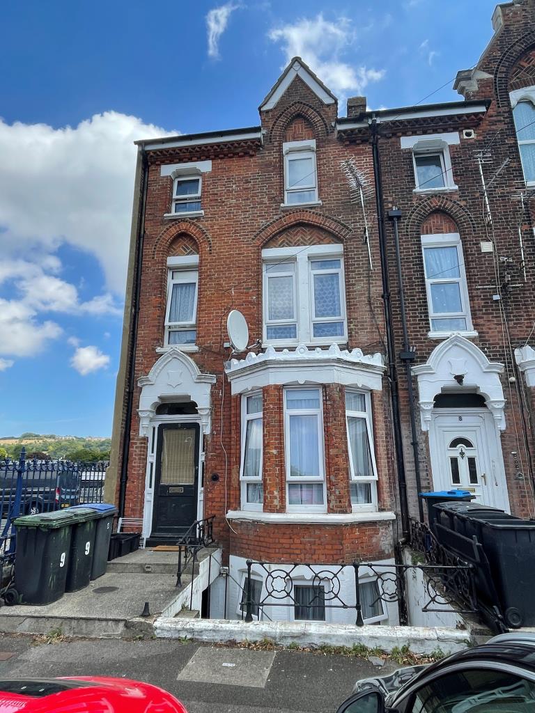 Lot: 65 - END-TERRACE ARRANGED AS FIVE BEDSITS AND SELF-CONTAINED FLAT -